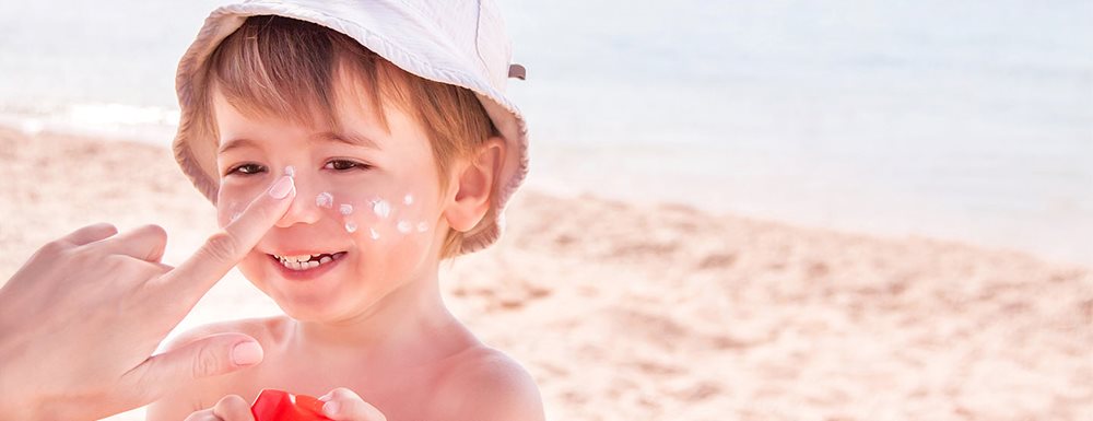 UV-zaščita in krema za zaščito pred soncem za dojenčke in otroke: Kaj svetujejo dermatologi