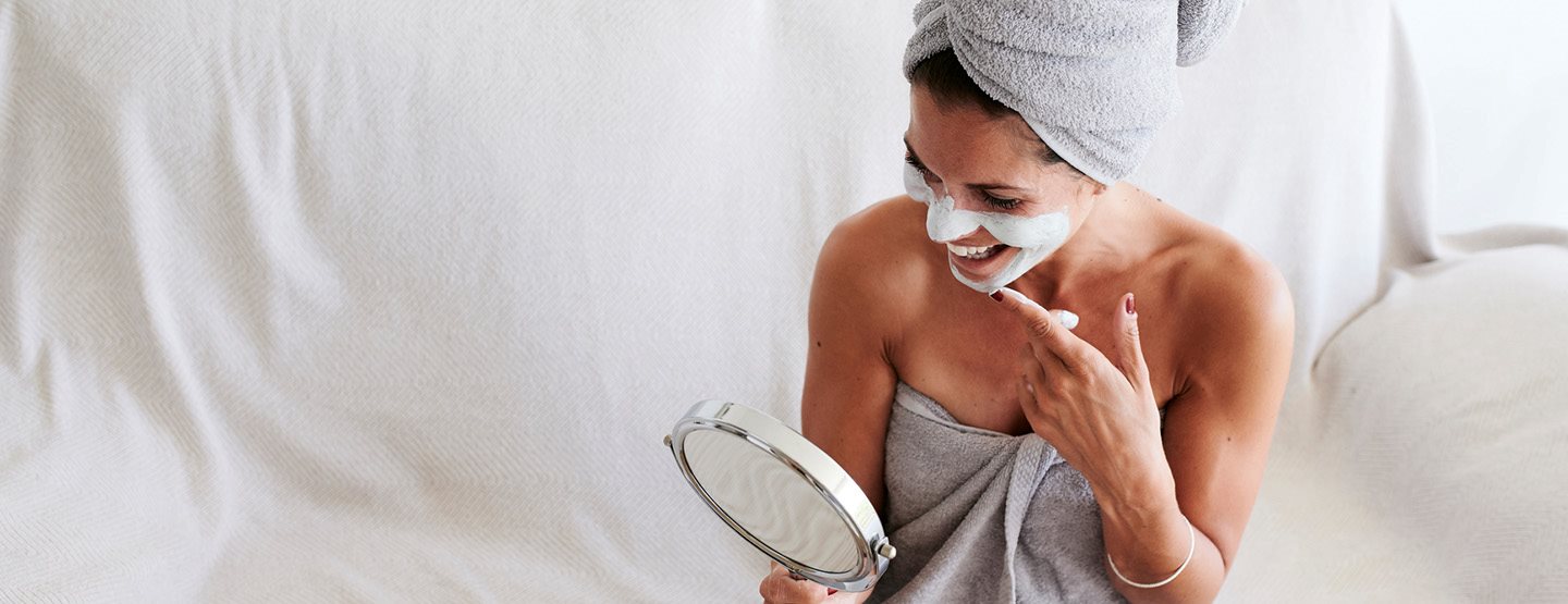 Nečista koža zaradi nošenja maske? 9 pravil, s katerimi preprečite t. i. maskne 