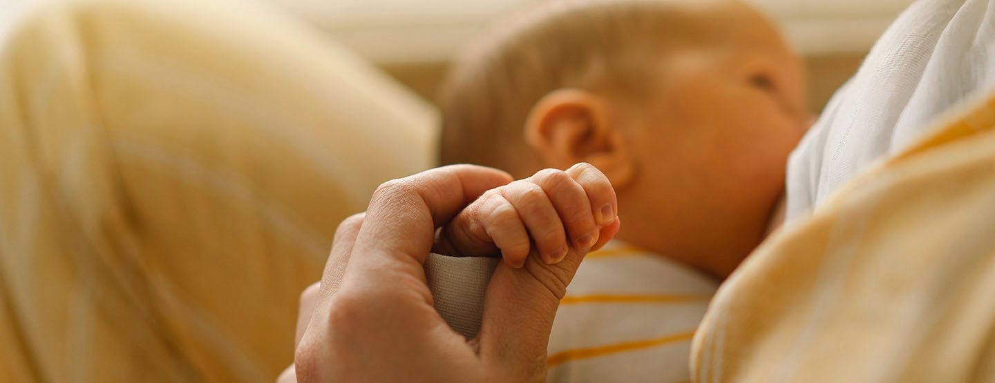 Nasveti babic: Kaj pomaga pri pogostih težavah z dojenjem 
