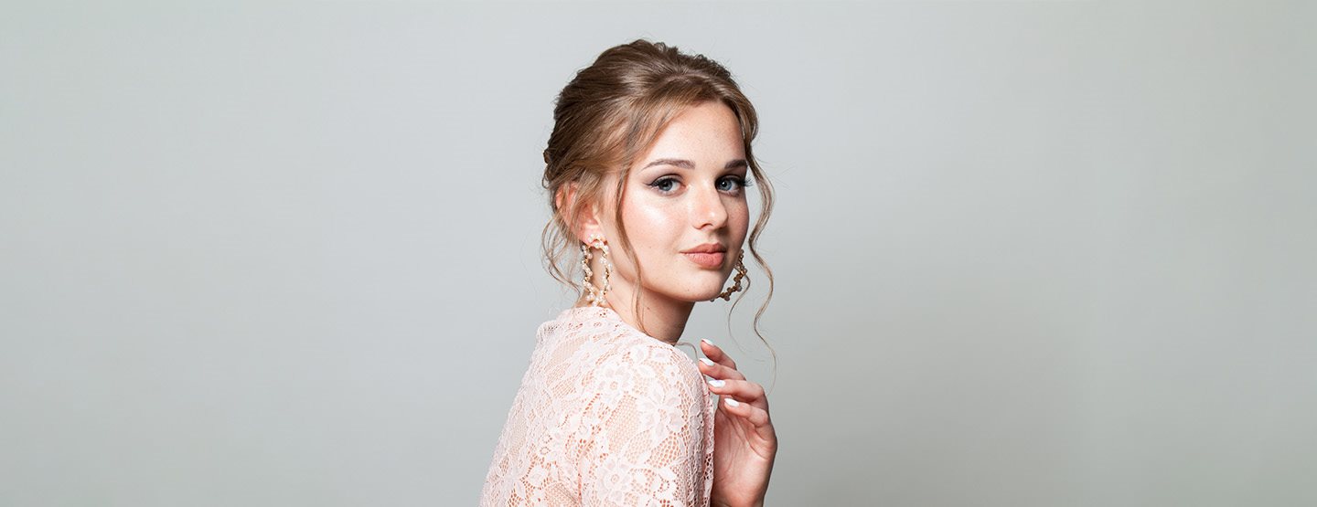 Doma narejene svečane pričeske: Kaj je v trendu