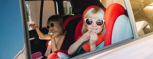 Kaj ne sme manjkati pri dolgi vožnji z otroki v avtomobilu 