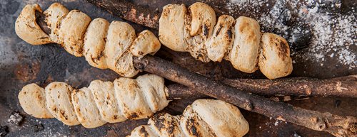 Kruh na palčki: Preprost recept za družabne večere ob ognju 