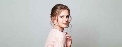 Doma narejene svečane pričeske: Kaj je v trendu