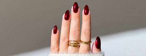 12 najlepših zamisli za zimsko manikiro 2025/2026 