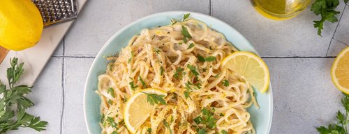Poletna veganska klasika: Sladke limonine testenine z omako iz ovsene kreme